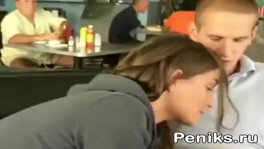 Девушка сосет у парней под столом