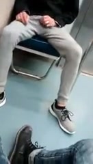 Бородатый хипстер мастурбирует в вагоне метро