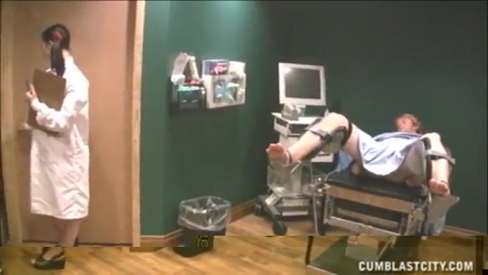 Молодая медсестра дрочит вибратором в гинекологическом кресле