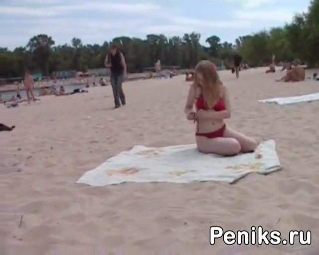 Девушка писает на нудистском пляже фото
